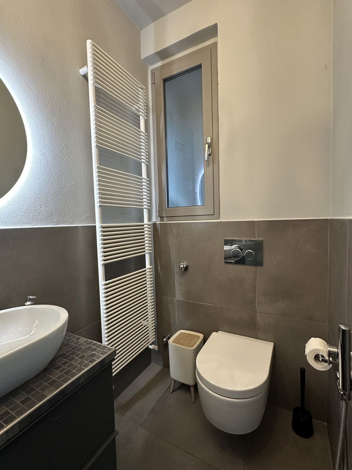 Bagno con scaldasalviette e finestra
