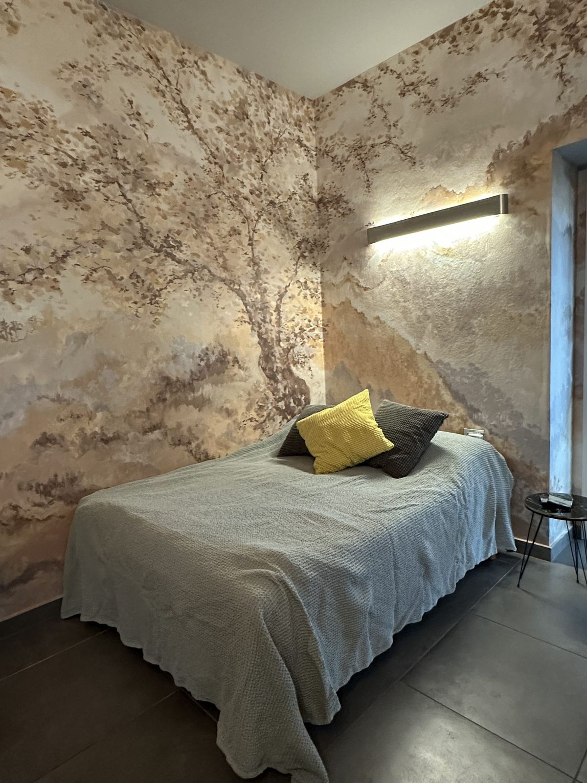 Letto matrimoniale con murale ad angolo