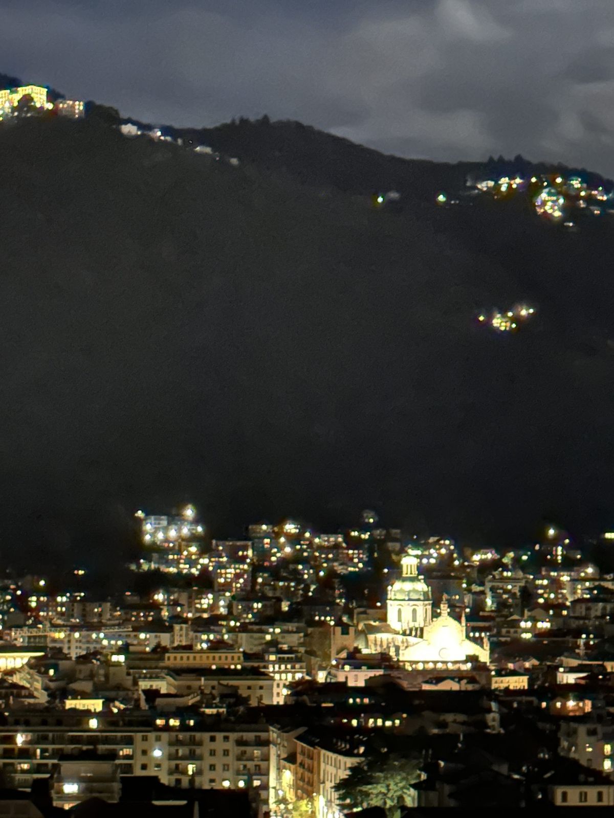 Como di notte con il Duomo illuminato