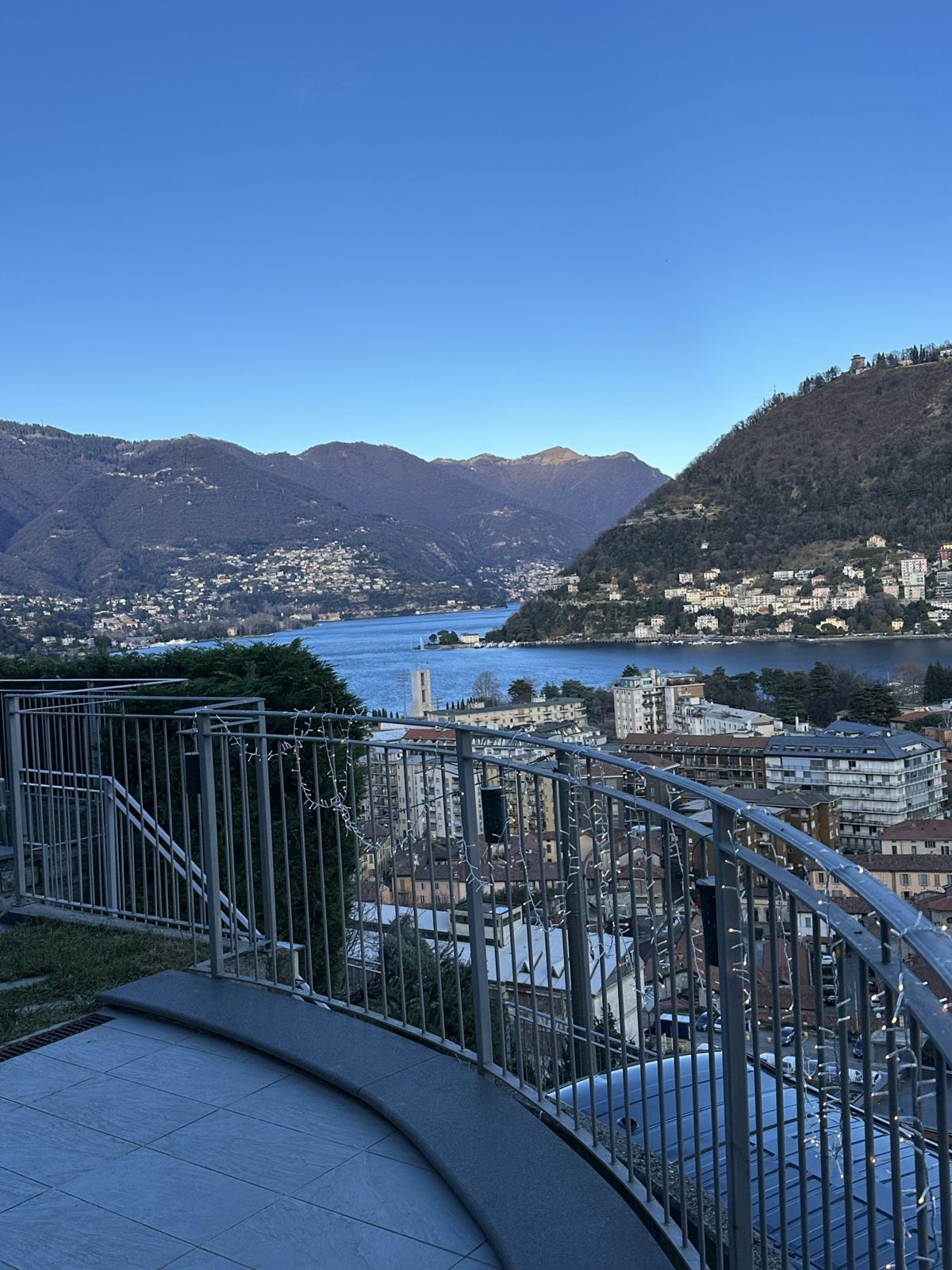Il lago di Como visto dalla terrazza della villa